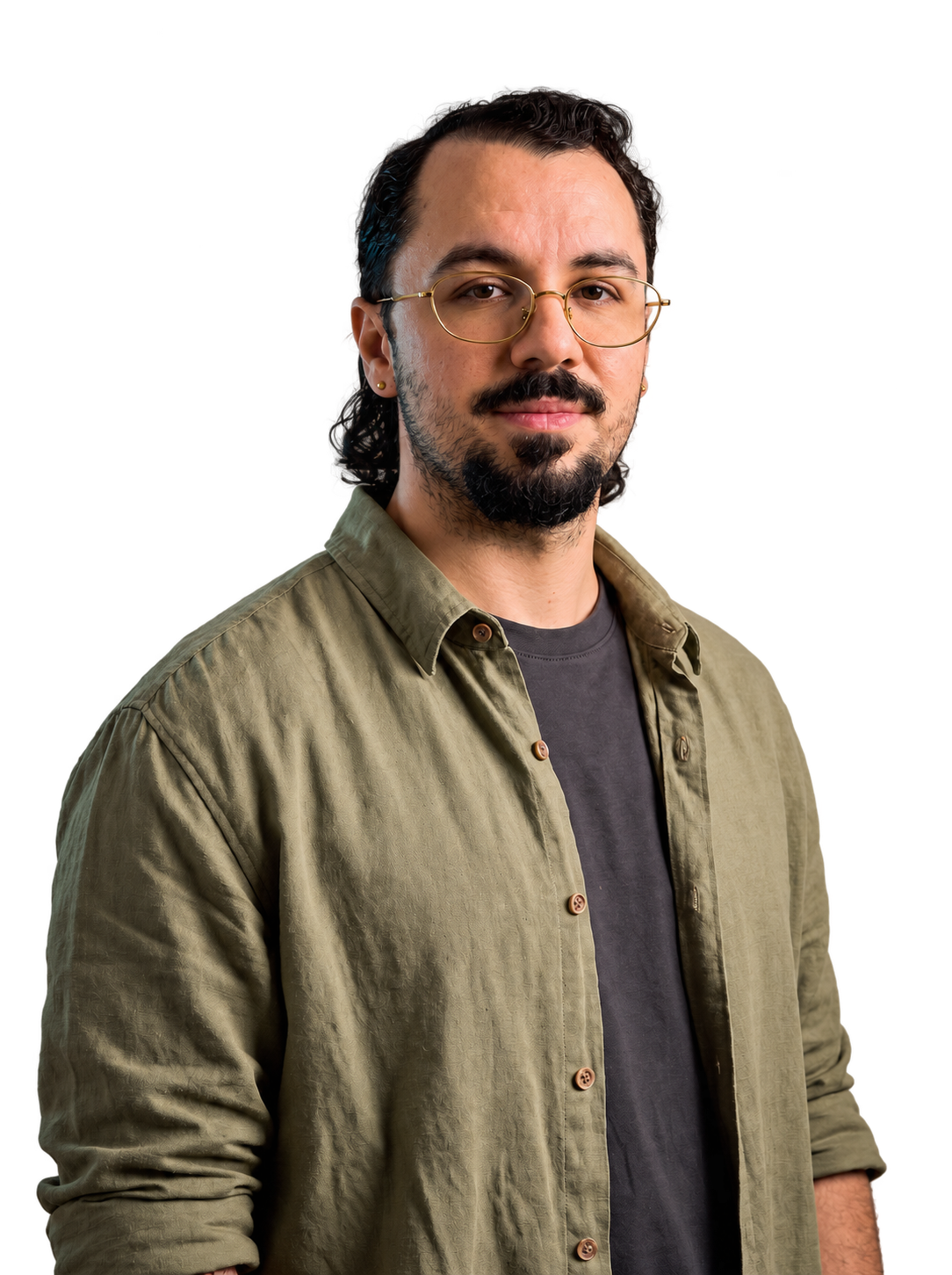 Retrato de Matheus Curvão, com camisa oliva e óculos