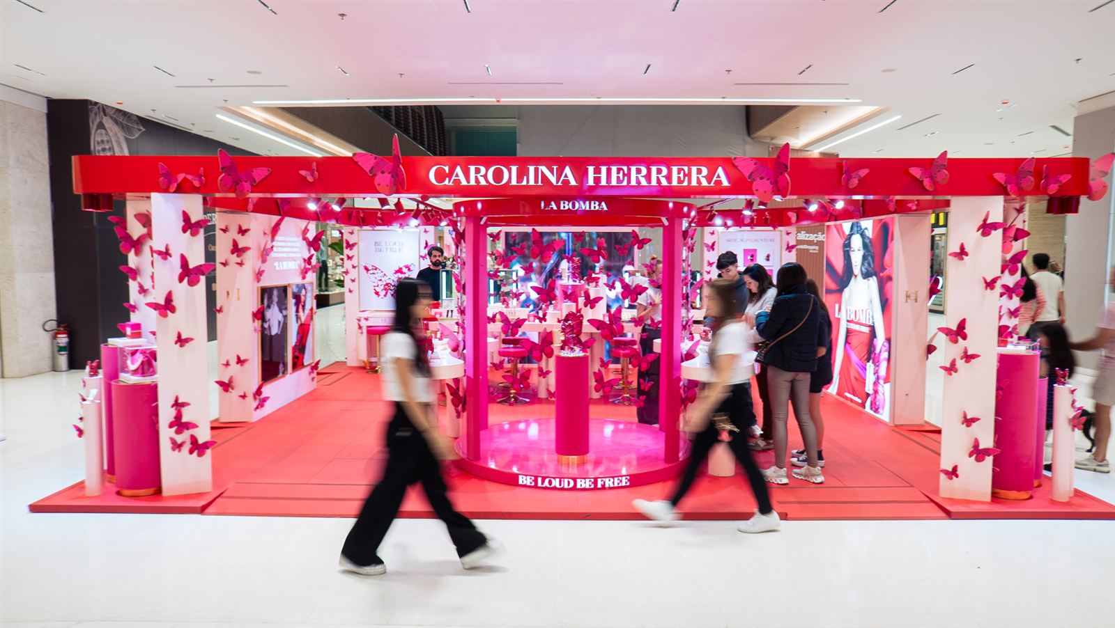 Estande de lançamento da fragrância La Bomba, de Carolina Herrera